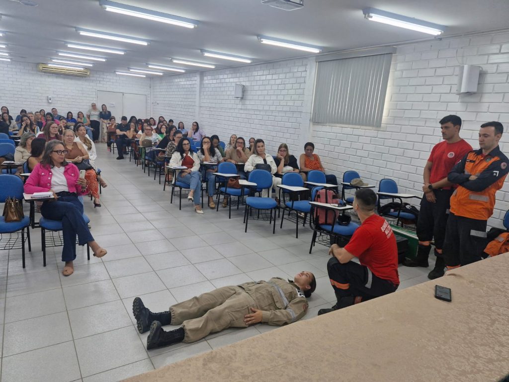 Capacitação de gestores escolares em Cachoeiro aborda primeiros socorros e conflitos. Gestores escolares participam de formação sobre primeiros socorros e mediação de conflitos - Prefeitura de Cachoeiro de Itapemirim