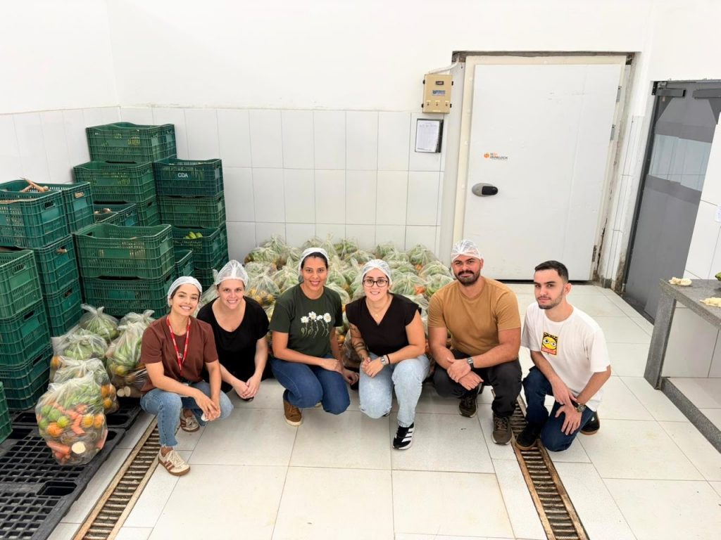 Estudantes colaboram com montagem de cestas alimentares para famílias em Cachoeiro Banco de Alimentos ganha reforço de alunos de Nutrição da Multivix - Prefeitura de Cachoeiro de Itapemirim