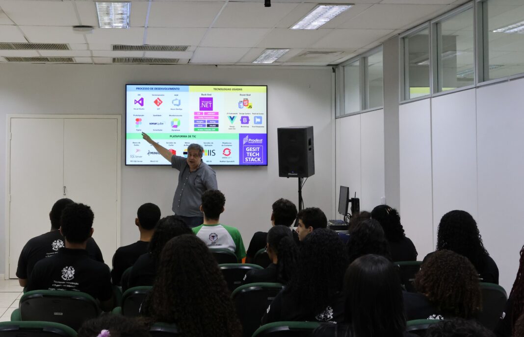Estudantes de Linhares visitam Prodest e aprendem sobre governo digital no ES Estudantes de Linhares visitam Prodest e aprendem sobre governo digital no ES