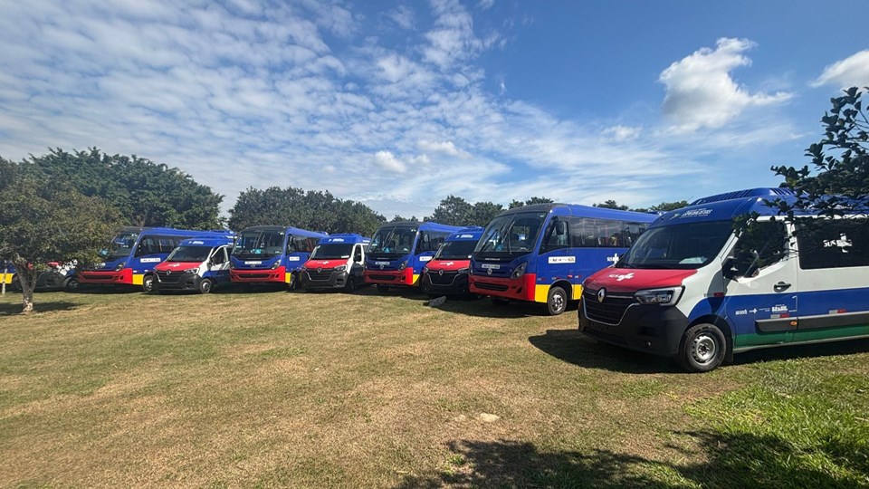 Governo do ES entrega vans para saúde em 11 municípios capixabas Governo do ES entrega vans para saúde em 11 municípios capixabas
