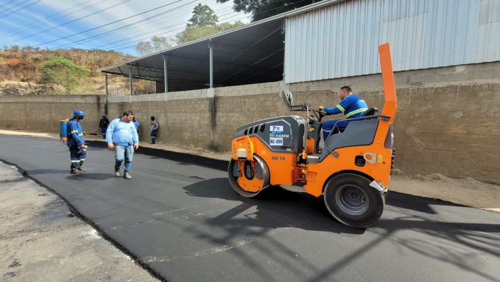 Prefeito de Cachoeiro visita obras de recapeamento no bairro Boa Esperança Recapeamento: novo pacote vai chegar a 68 ruas de Cachoeiro - Prefeitura de Cachoeiro de Itapemirim