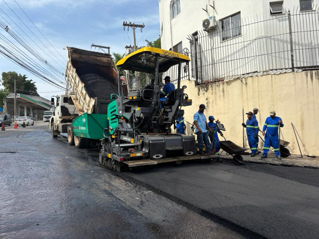 Prefeitura de Cachoeiro investe em asfaltamento na Avenida Leopoldina Smarzaro Prefeitura de Cachoeiro realiza asfaltamento na Avenida Leopoldina Smarzaro - Prefeitura de Cachoeiro de Itapemirim