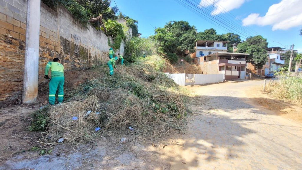 Prefeitura de Cachoeiro realiza limpeza e varrição em bairros do município Prefeitura de Cachoeiro intensifica serviços de limpeza e capina no bairro Monte Cristo - Prefeitura de Cachoeiro de Itapemirim