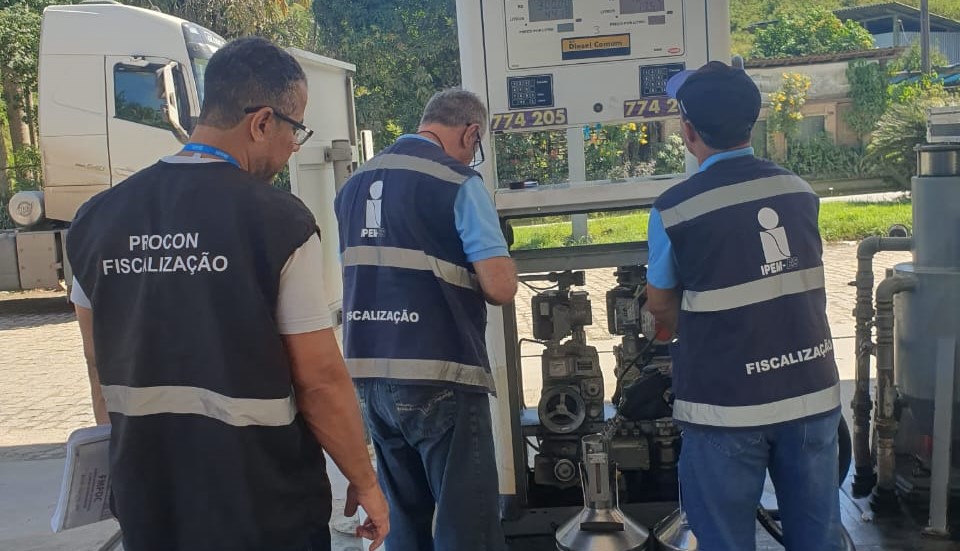 Procon de Cachoeiro realiza fiscalização em postos de combustíveis para garantir regularidade Procon realiza fiscalização em postos de combustíveis de Cachoeiro em parceria com o IPEM - Prefeitura de Cachoeiro de Itapemirim