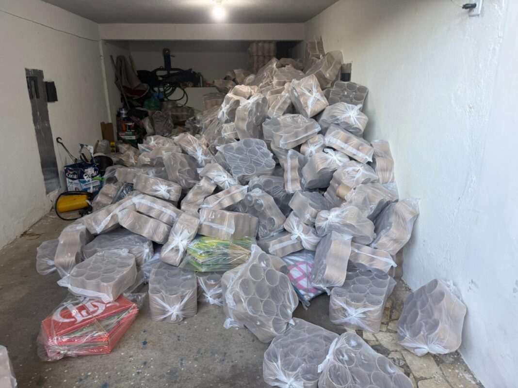 <p><strong>PCES descobre fábrica de linha chilena e depósito clandestino de fogos em Cariacica</strong></p> <p><strong>PCES descobre fábrica de linha chilena e depósito clandestino de fogos em Cariacica</strong></p>