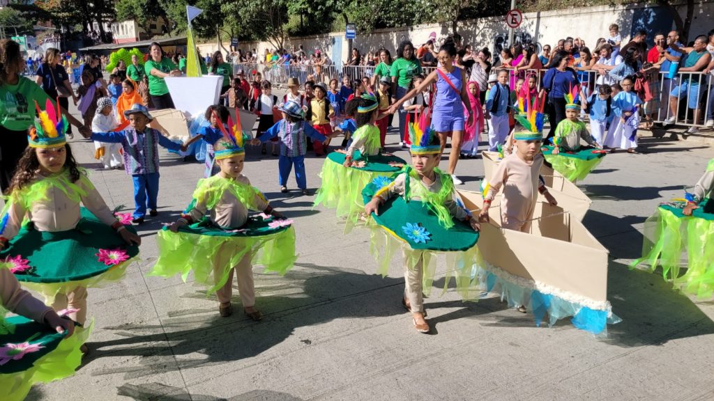 Desfile escolar em Cachoeiro celebra a cultura e o orgulho de ser cachoeirense Desfile da Festa de Cachoeiro celebra o orgulho de ser cachoeirense - Prefeitura de Cachoeiro de Itapemirim