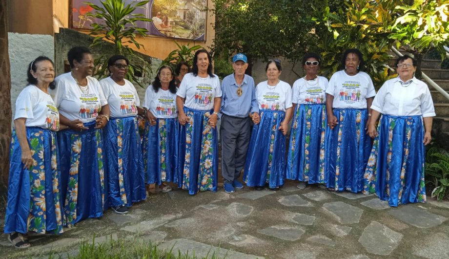 Idosos do Centro de Convivência homenageiam Roberto Carlos no desfile da Festa de Cachoeiro - Prefeitura de Cachoeiro de Itapemirim