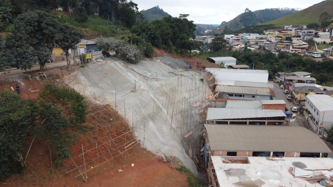 Obras de contenção de encostas em Ibitirama avançam com apoio do Governo do ES Obras de contenção de encostas em Ibitirama avançam com apoio do Governo do ES