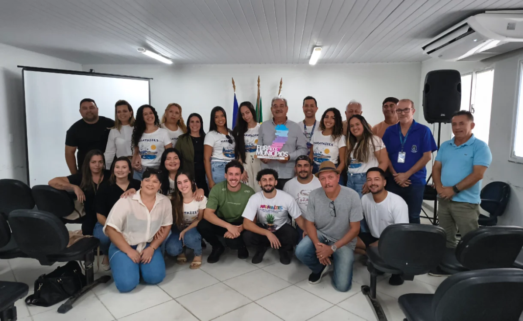 Prefeito de Marataízes homenageia servidores por prêmio em feira Prefeito homenageia servidores pelo prêmio na Feira dos Municípios 2026
