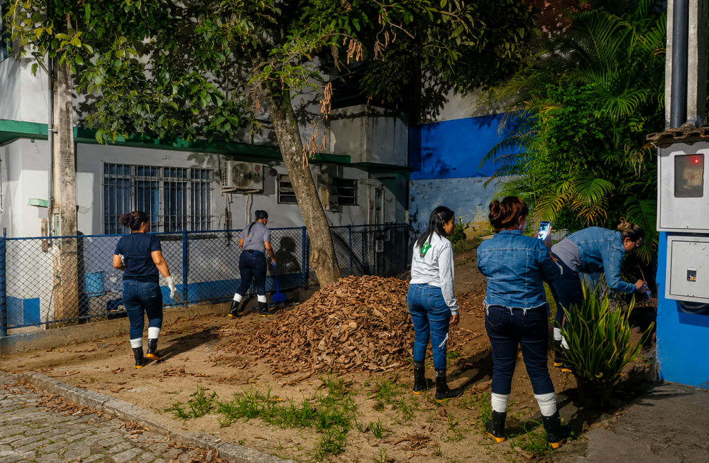 Vigilância Ambiental realiza treinamento prático noturno para captura de escorpiões em São Vicente - Prefeitura de Cachoeiro de Itapemirim