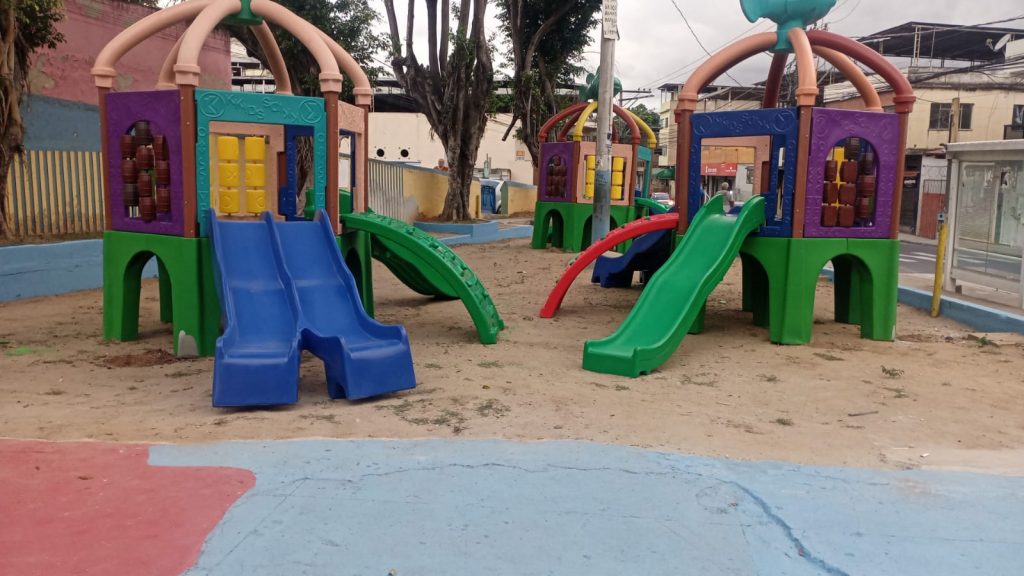 Prefeitura realiza substituição e instalação de brinquedos em praças e reforça preservação dos espaços públicos - Prefeitura de Cachoeiro de Itapemirim