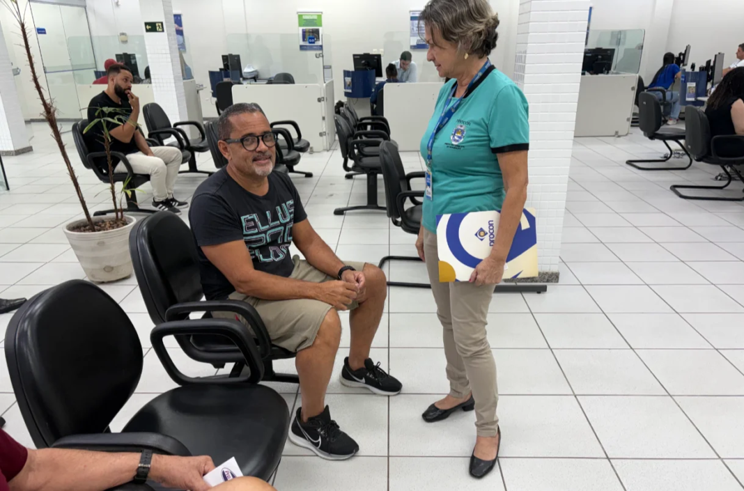 Procon orienta sobre atendimento em bancos de Marataízes Procon faz ação de orientação nos bancos em Marataízes