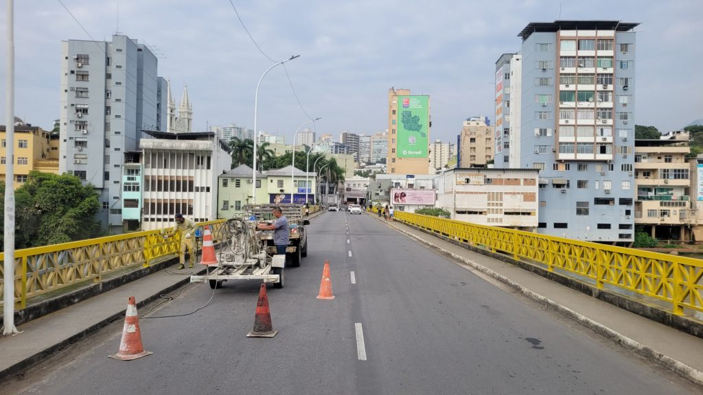 Revitalização da Ponte Carin Tanure em Cachoeiro melhora espaços públicos e paisagem urbana Ponte Municipal Carin Tanure recebe serviços de pintura e manutenção - Prefeitura de Cachoeiro de Itapemirim