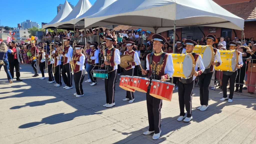 Trânsito de Cachoeiro terá alterações para desfile cívico escolar nesta segunda-feira Trânsito será alterado para desfile escolar na segunda (29) - Prefeitura de Cachoeiro de Itapemirim