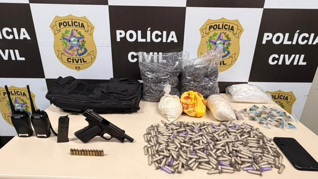 <p><strong>Polícia Civil do ES Prende Homem por Homicídio e Apreende Drogas na Serra</strong></p> <p><strong>Polícia Civil do ES Prende Homem por Homicídio e Apreende Drogas na Serra</strong></p>