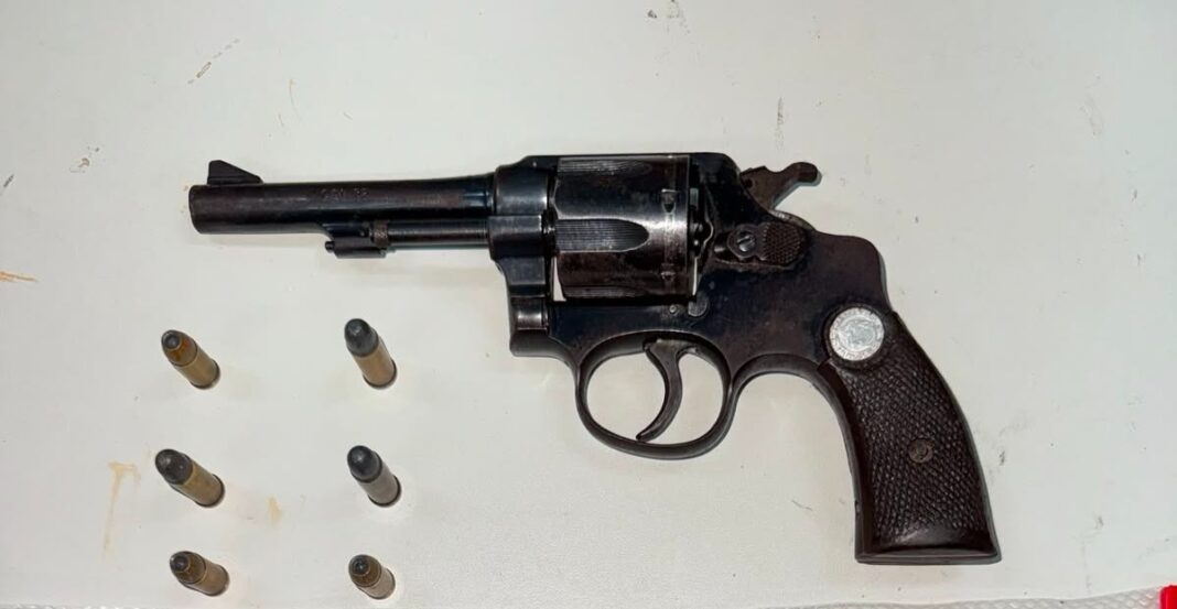 Polícia Civil prende homem com arma e documentos de desaparecido em Guarapari Polícia Civil prende homem com arma e documentos de desaparecido em Guarapari