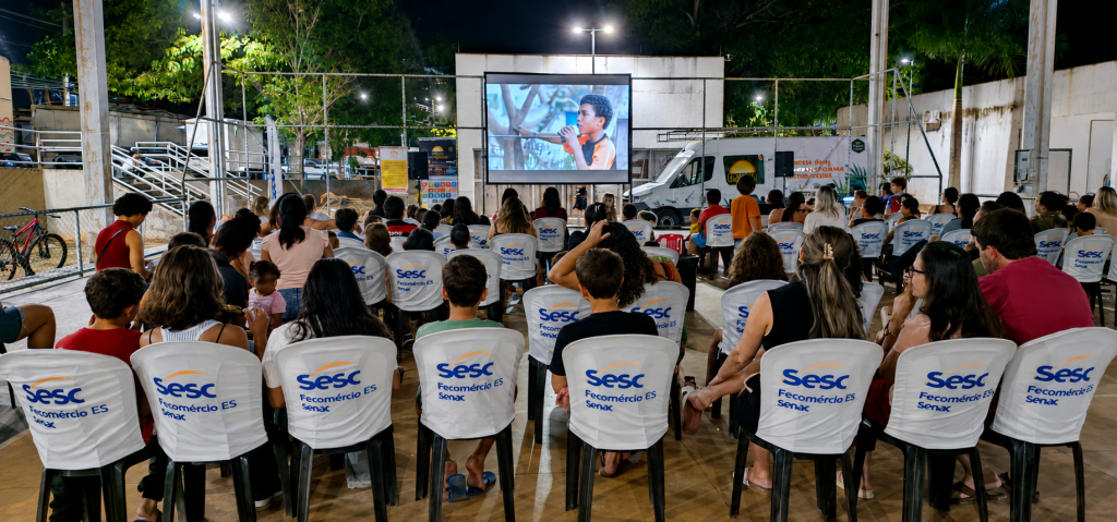 Cinema movido a energia solar encanta crianças e famílias em Cachoeiro - Prefeitura de Cachoeiro de Itapemirim