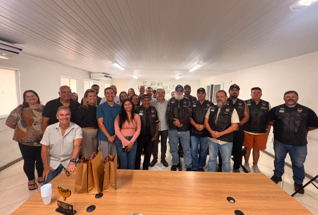 Comerciantes de Marataízes e moto clube homenageiam colaboradores do Motofest Comerciantes de Marataízes e moto clube homenageiam personalidades que colaboraram para o 22º Praia Motofest