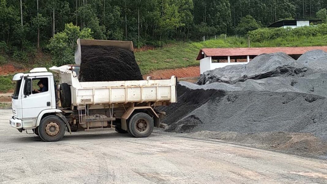 Estradas do interior de Anchieta recebem Revsol para melhoria e segurança. Notícia Estradas do interior receberão Revsol - Prefeitura Municipal de Anchieta