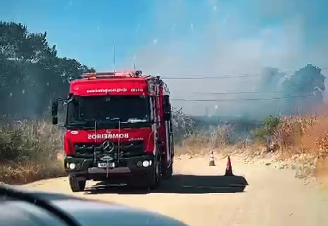Força-tarefa atua em incêndio em Marataízes e protege residências Força-tarefa combate incêndio de grandes proporções em Marataízes