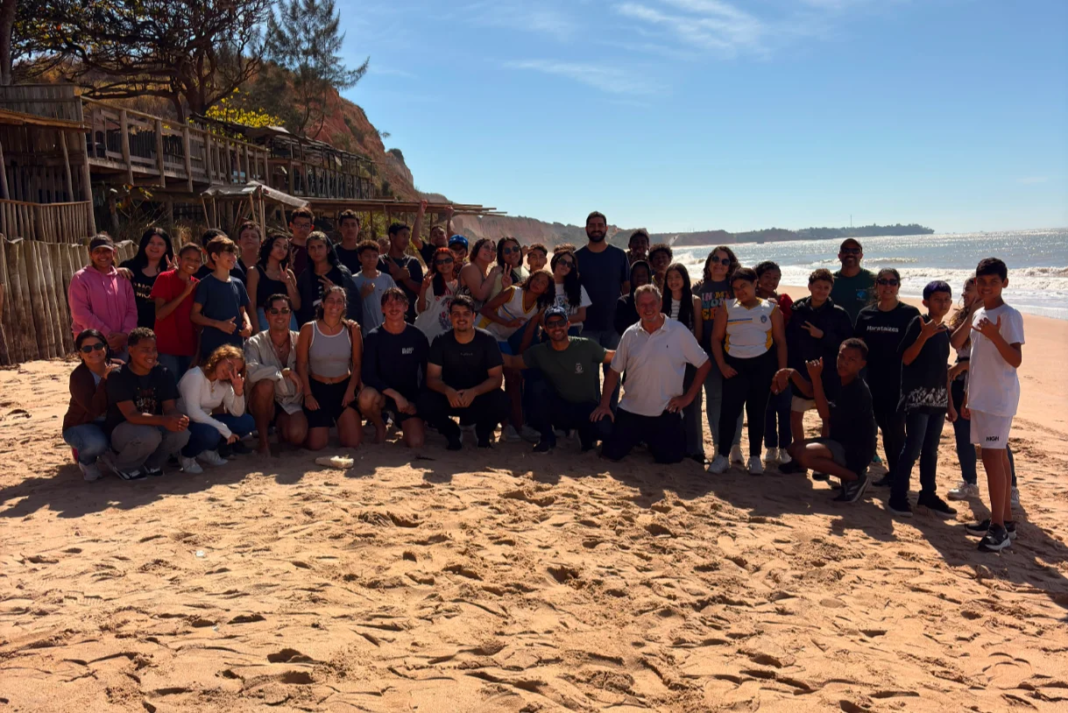 Estudantes do Projeto Lapidando a Pérola exploram falésias em Marataízes Estudantes do Projeto Lapidando a Pérola Capixaba fazem aula de campo nas falésias de Marataízes
