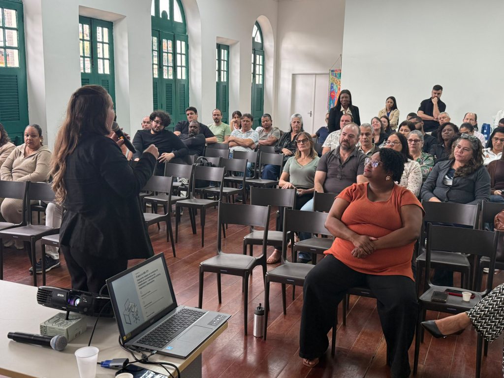 Prefeitura de Cachoeiro capacita gestores em segurança e saúde no Prefeitura de Cachoeiro promove palestra sobre a NR-1 para gestores públicos - Prefeitura de Cachoeiro de Itapemirim
