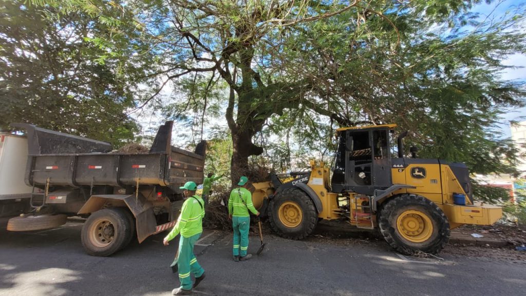 Prefeitura intensifica serviços de limpeza e remoção de entulhos em Cachoeiro - Prefeitura de Cachoeiro de Itapemirim