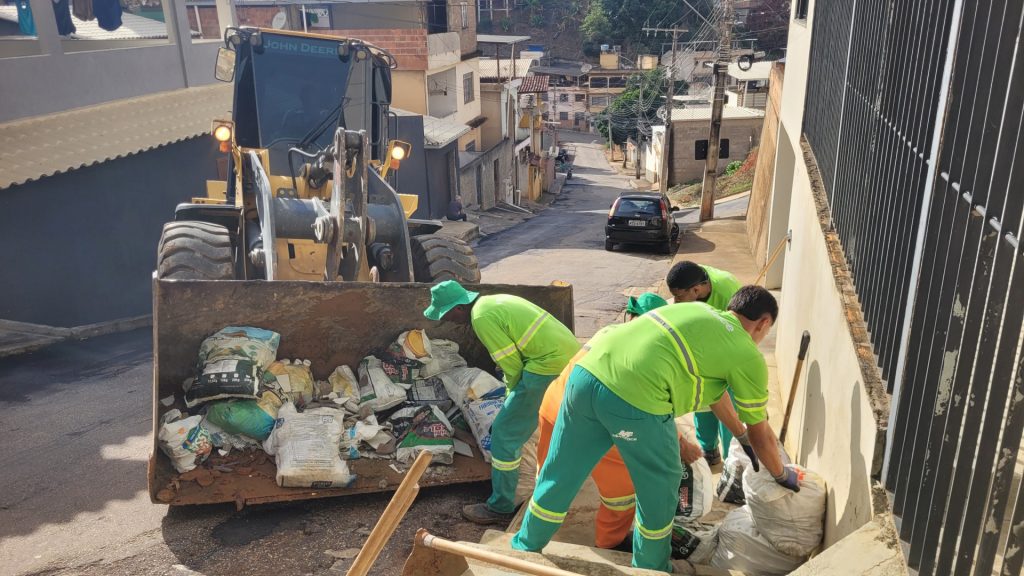 Prefeitura de Cachoeiro intensifica limpeza urbana e retirada de entulhos Prefeitura de Cachoeiro intensifica limpeza e retirada de entulhos no Vila Rica - Prefeitura de Cachoeiro de Itapemirim
