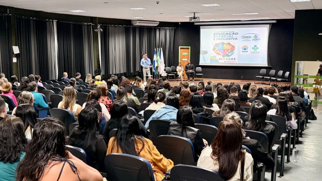 Seminário em Piúma discute Educação Especial e Inclusiva Seminário Municipal sobre Educação Especial promove formação e troca de experiências em Piúma