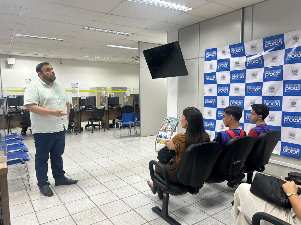 Procon de Cachoeiro recebe alunos do CIEE para visita técnica ao Órgão - Prefeitura de Cachoeiro de Itapemirim