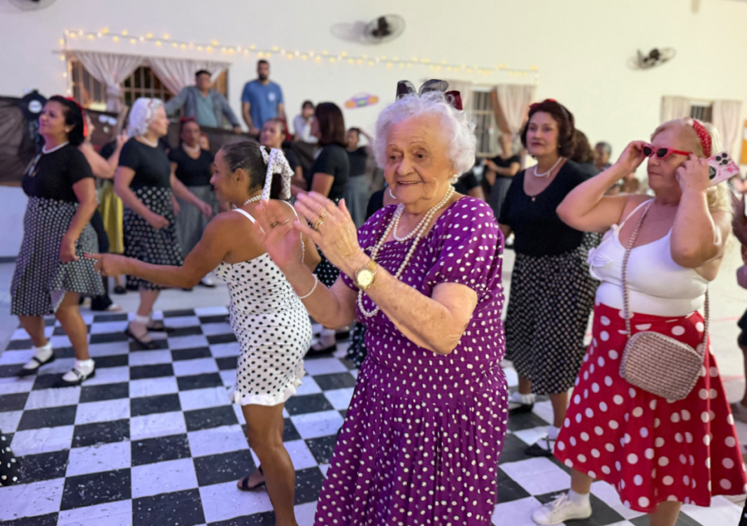 Baile para a Melhor Idade em Marataízes reúne animação e músicas. CCR faz baile dançante para a Melhor Idade de Marataízes