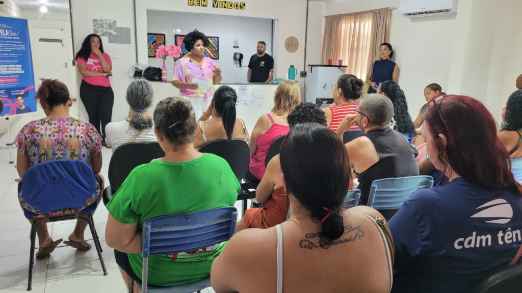Cachoeiro promove ação do Outubro Rosa com foco na saúde da mulher e autocuidado Outubro Rosa leva informação e cuidado às mulheres no CRAS do Alto Independência - Prefeitura de Cachoeiro de Itapemirim