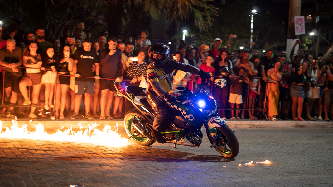 Piúma Moto Rock reúne fãs de motos e música em grande evento Piúma Moto Rock lota Praça Dona Carmem e transforma a cidade em ponto de encontro para amantes das motos e do rock
