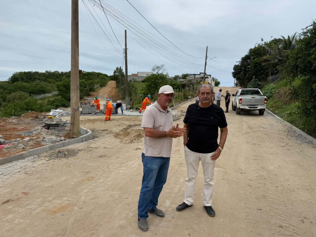 Prefeito acompanha obras viárias em andamento em Marataízes Prefeito vistoria diversas obras viárias em execução em Marataízes
