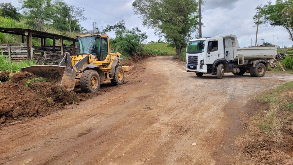 Prefeitura de Cachoeiro inicia melhorias na estrada entre Morro Grande e Valão Itabira e Valão: abertura de estradas terá ensaibramento prévio - Prefeitura de Cachoeiro de Itapemirim