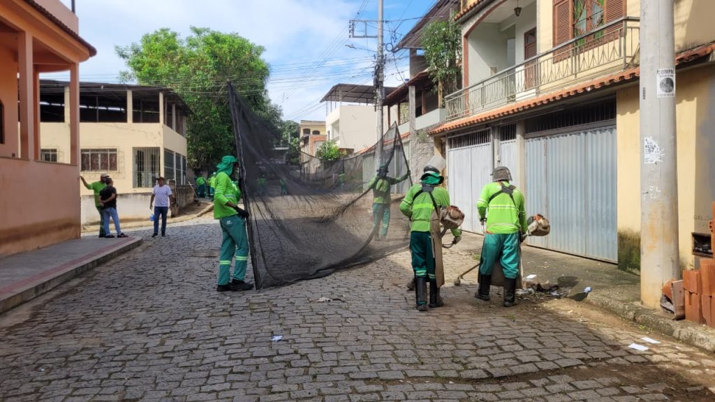 Prefeitura realiza serviços de capina e varrição no bairro Jardim América - Prefeitura de Cachoeiro de Itapemirim