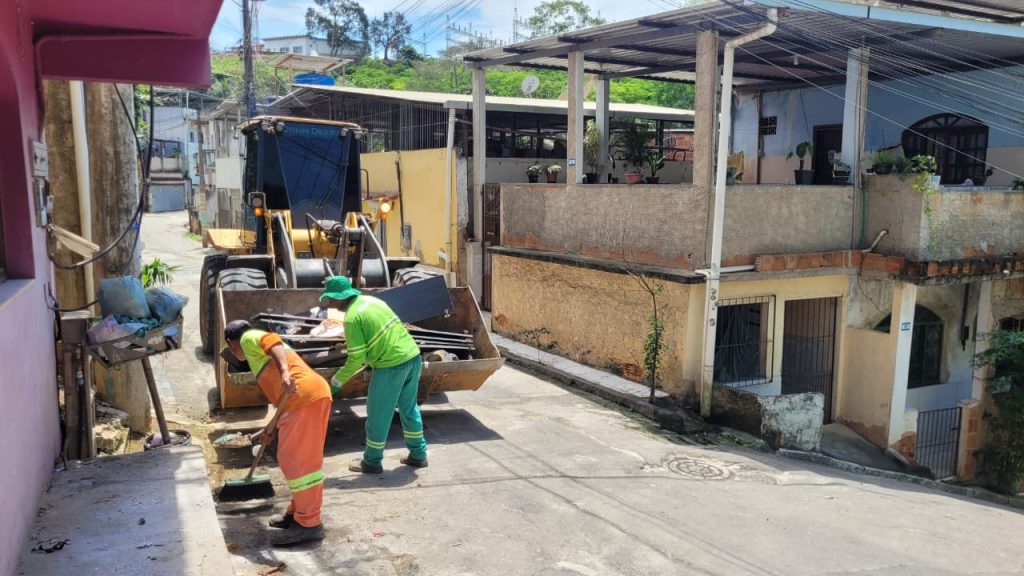 Prefeitura realiza retirada de entulhos em ruas do bairro São Luiz Gonzaga - Prefeitura de Cachoeiro de Itapemirim