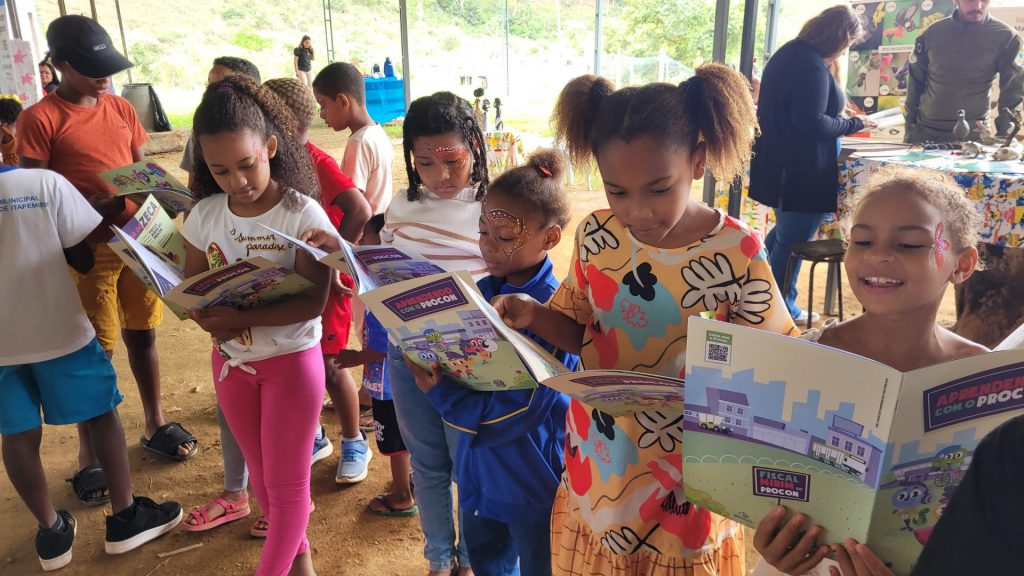 Procon de Cachoeiro participa do Pacotuba Kids com atividades educativas para crianças Procon de Cachoeiro leva informações aos pequenos consumidores de Pacotuba - Prefeitura de Cachoeiro de Itapemirim