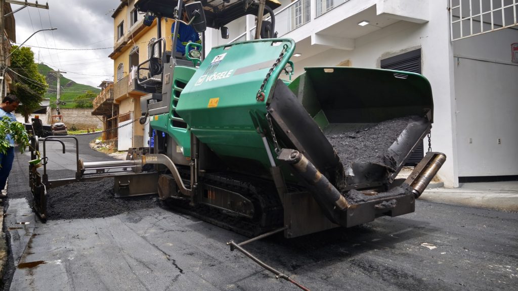 Recapeamento na rua Domingos Lourencini melhora acesso no Parque das Laranjeiras em Cachoeiro Asfaltamento avança ao Parque das Laranjeiras - Prefeitura de Cachoeiro de Itapemirim